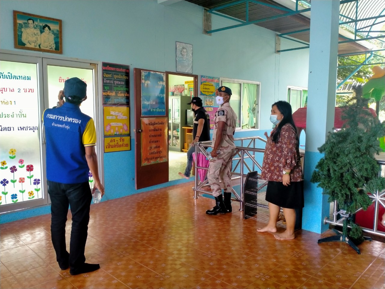 เตรียมความพร้อมสถานที่กักกัน (Local Quarantine) ประจำตำบลหล่อยูง สำหรับผู้ที่เฝ้าระวังและสังเกตอาการจากไวรัส COVID-19  การใช้พื้นที่ภายในศูนย์พัฒนาเด็กเล็กบ้านทองหลางและอาคารสนง.หลังใหม่ เป็น Local Quarantine ของตำบล เพื่อให้ประชาชนที่อยู่ในเกณฑ์เฝ้าระวังและสังเกตอาการจากไวรัส COVID-19 ได้มีพื้นที่ควบคุมและหยุดการแพร่เชื้อได้อย่างชัดเจน อีกทั้งยังเป็นการแบ่งเบาภาระบุคลากรทางการแพทย์ที่ปฏิบัติหน้าที่อย่างหนักอยู่ในขณะนี้  